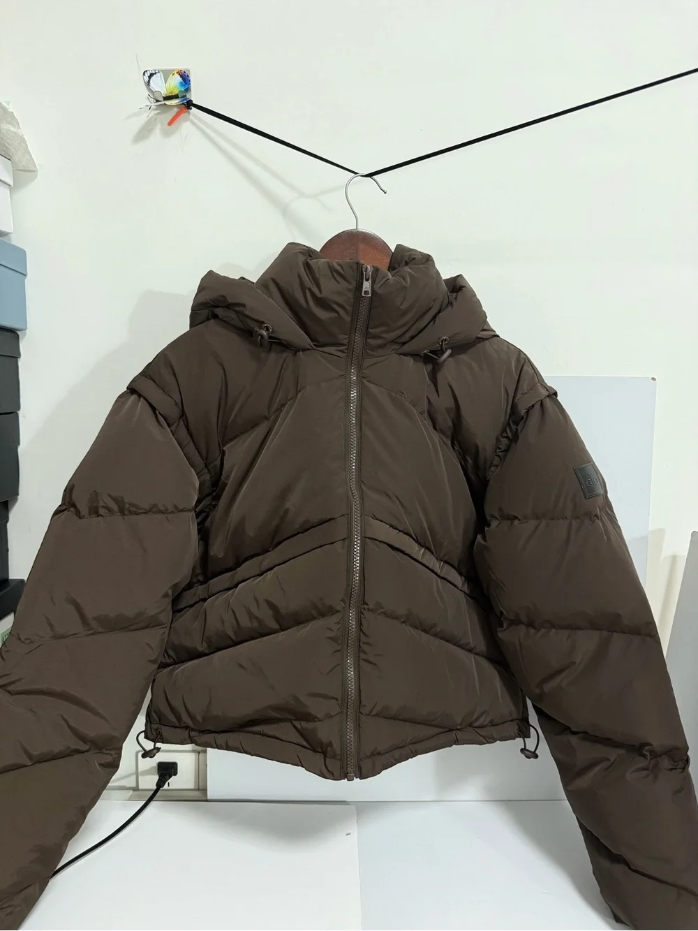 ALO Yoga Cropped Hooded Puffer Jacket in Dark Brown